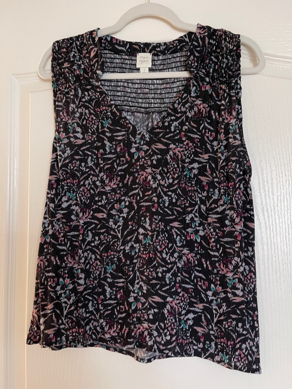 Roan + Ryan Black Floral V-Neck Smocked Shoulder sleeveless top , Sz sm